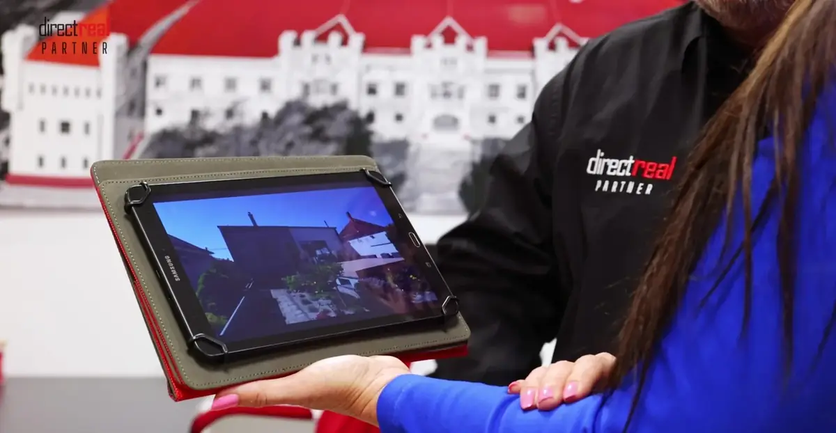 Prezentácia nehnuteľnosti klientovi na tablete